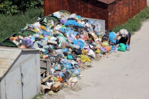 Симферополь продолжает утопать в мусоре   Чистый город 2 300x200