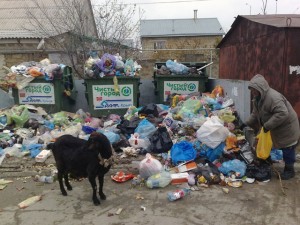 Симферополь продолжает утопать в мусоре   2011 год Мусор там же Копировать 300x225