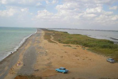 Слева – Черное море, справа – озеро Кызыл-Яр. Фото: Новый регион
