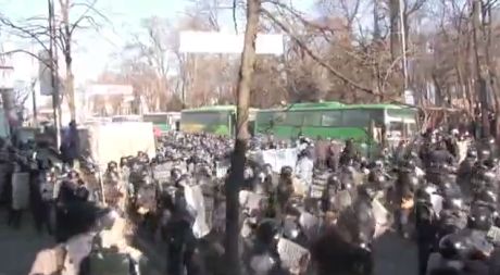 702a749-vvshniki-begut-ograzhdat--radu,-skrin-shot-s-transljatsii