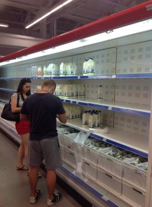 Супермаркет в Симферополе, отдел молочной продукции, 15.08.14. Фото: facebook.com/alina.kuyun