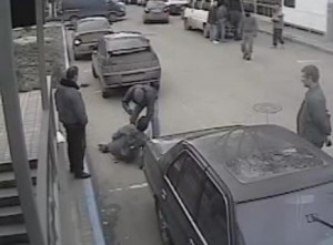 Избиение журналиста AP в центре Симферополя, "самообороновец" угрожает пистолетом