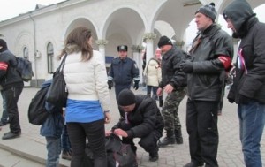 "Самообороновцы" обыскивают людей, прибывших в Крым с материковой Украины