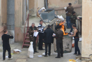 Сотрудники СБУ сжигают документы, февраль 2013