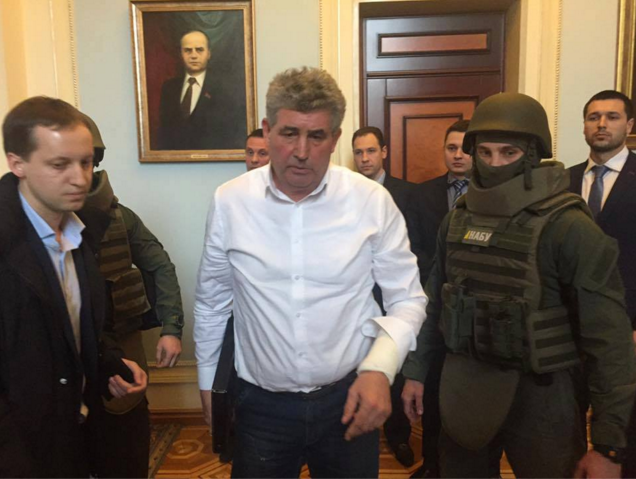 Задержание судьи-взяточника Алексея Бурана в ВРУ Фото: Facebook Антон Геращенко