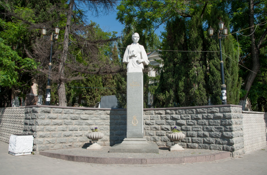 Памятник Лесе Украинке на набережной Балаклавы Фото: panevin.ru