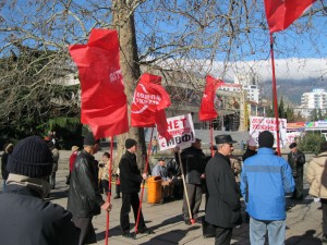 Ялтинские коммунисты провели митинг против сотрудничества с МВФ   IMG 6564 300x225