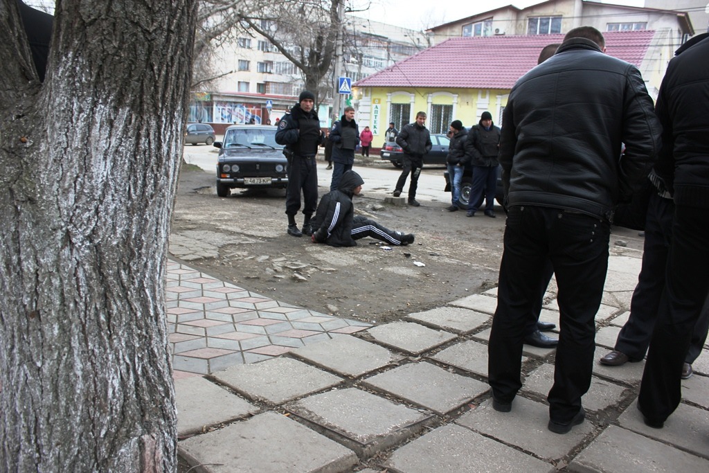 В Джанкое безбилетный пассажир электрички устроил стрельбу в центре города: один раненый, фото-3