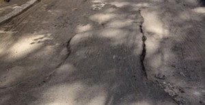 razbitaya-doroga-vo-dvore-kto-pochinit-i-kuda-zhalovatsya-_500