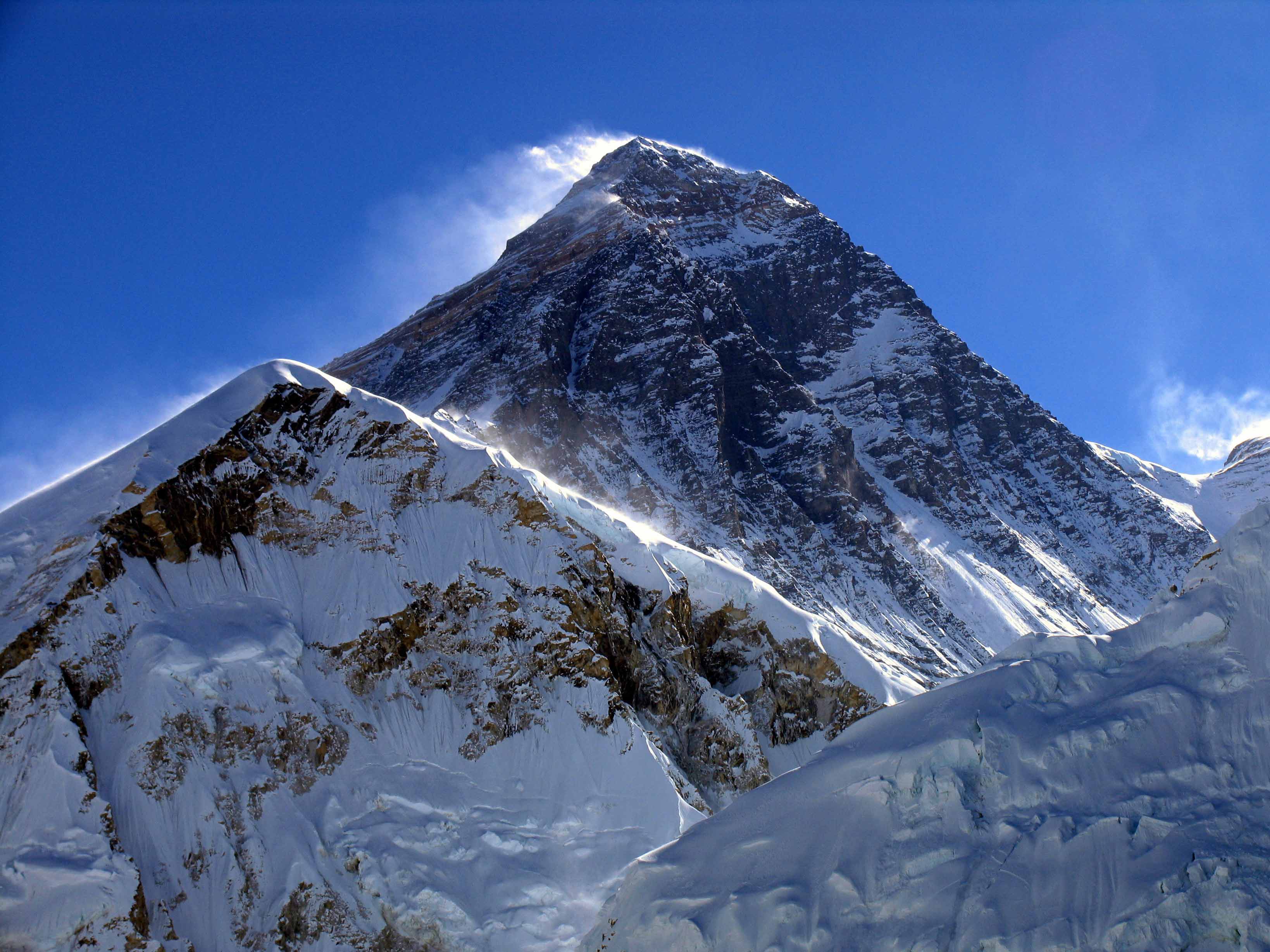 Эверест высота. Гора Эверест 8848 метров. Самая высокая Горная вершина Эверест Джомолунгма Китай. Эверест не гора. Непал Эверест.