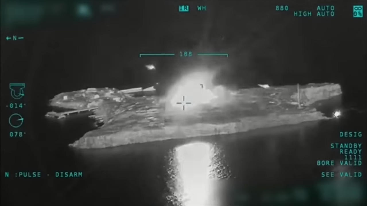 Украинские Су-27 разбомбили российские позиции на острове Змеиный.  Опубликовано видео - Центр журналистских расследований