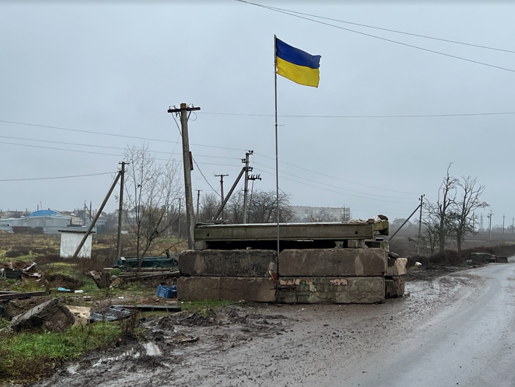 На цьому місці був російський блокпост, через який з 28 березня вже нікого не пропускали на підконтрольну українську територію через Станіслав 