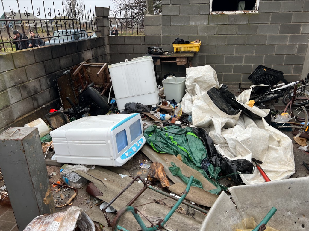 Вкрадені пральні машинки, які російські військові стягнули і кинули на подвір'ї родини Сокал