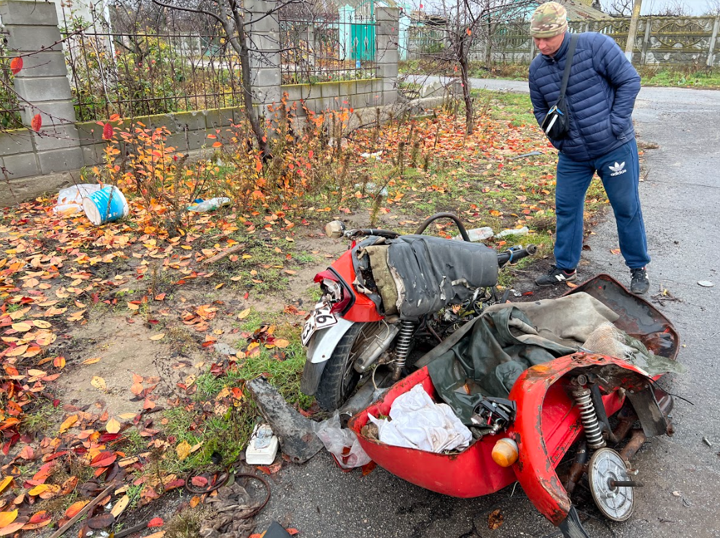 Розбитий мотоцикл на вулиці в Олександрівці