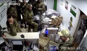 Військові 56-го ДШП під час відправки захопленого в Україні майна. Мозир, Білорусь Фото: reform.by