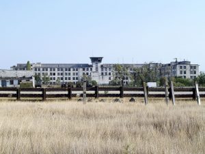 Будівля Центру ім. Чкалова, в/ч 38651 у смт Приморський Фото: Nikolay Usatyy / Google Earth