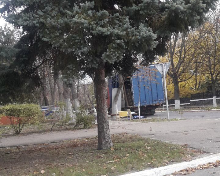 Вантажівка, до якої завантажують майно Новокаховськоі картинної галереї. Фото: ЦЖР