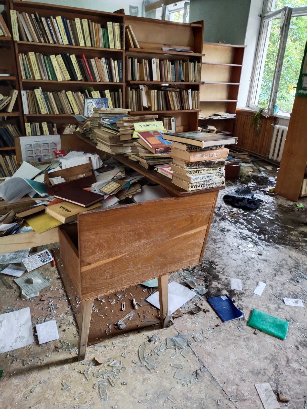 Наслідки обстрілів бібліотеки в Новій Каховці. Фото_ соцмережі