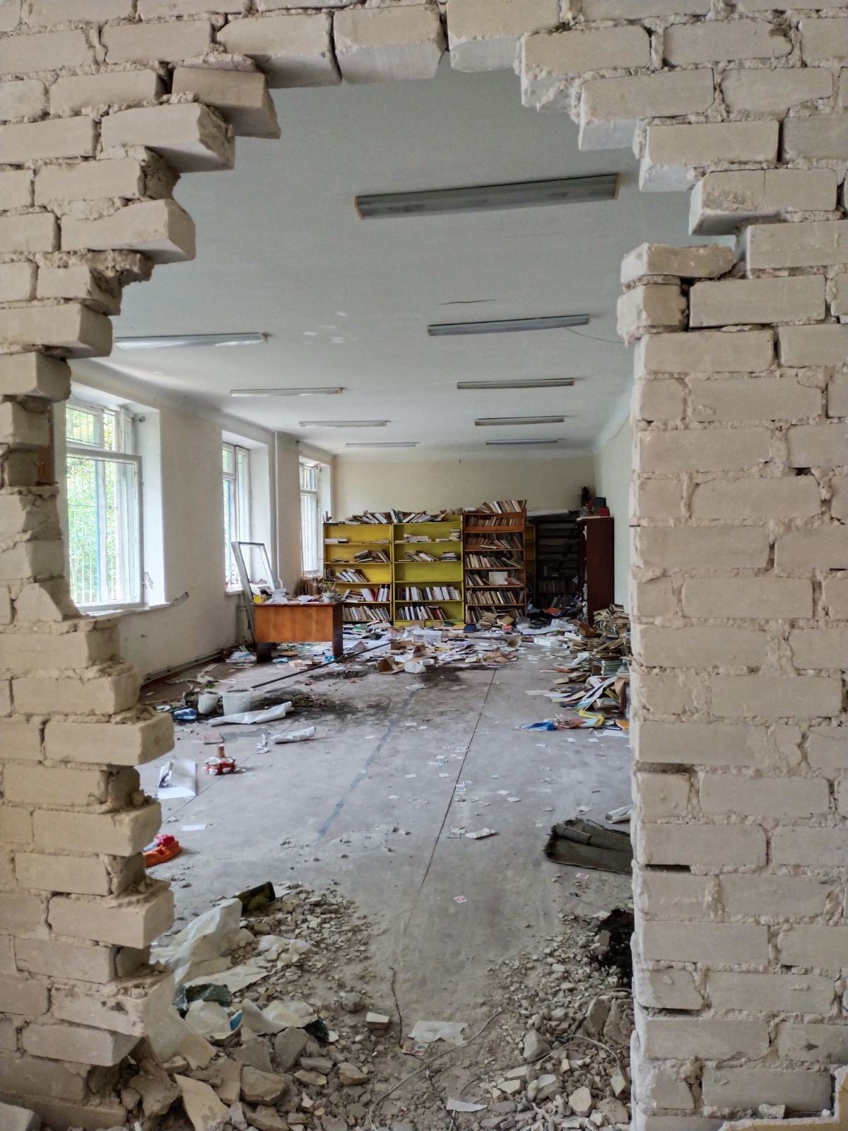 Наслідки обстрілів бібліотеки в Новій Каховці. Фото: соцмережі