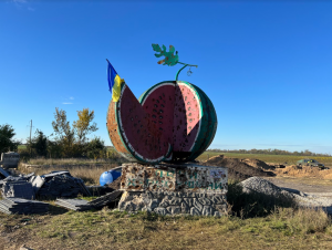 Пам'ятний знак "Дари Херсонщини", більш відомий як "пам'ятник кавуну" на перехресті шляхів поблизу села Осокорівка. Фото: Олег Батурін