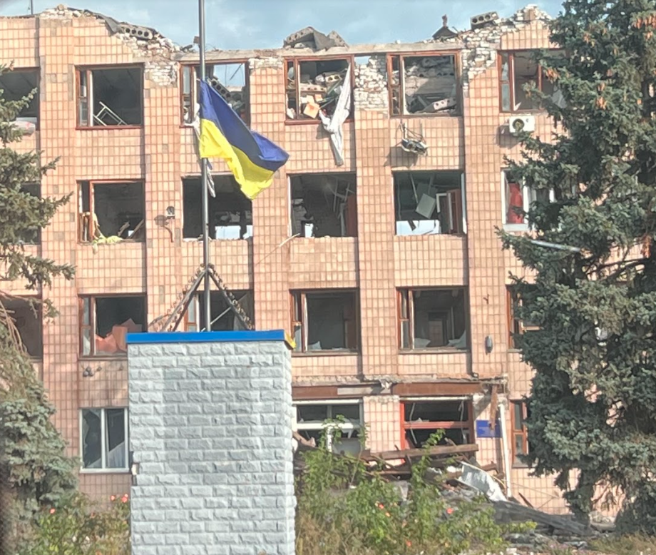Зруйнована будівля Високопільської селищної ради. Фото: Олег Батурін