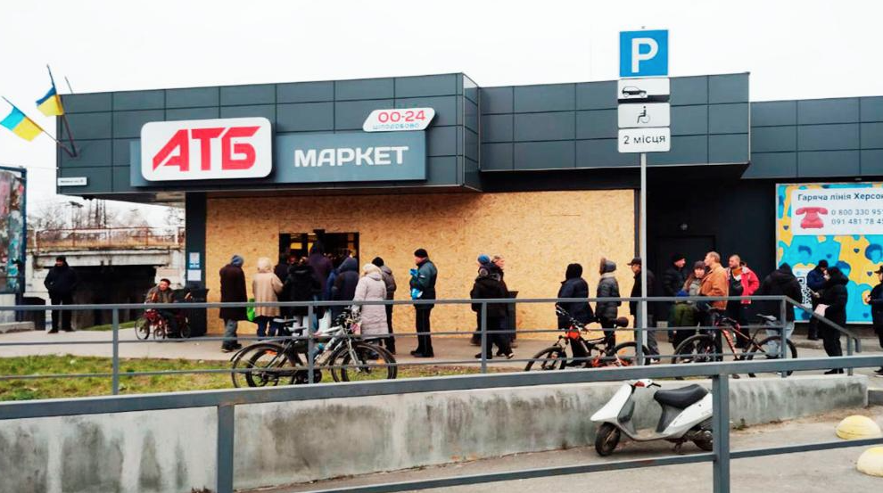 Черга в херсонські супермаркети у перші дні після звільнення 