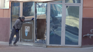 Підприємець самотужки ліквідовує наслідки російського обстрілу, що зруйнував його магазин