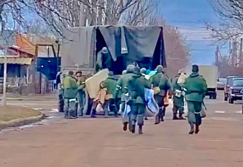 Російські окупанти в Приморську виносять подушки, ковдри та матраци з місцевого відділу поліції, березень 2022 року