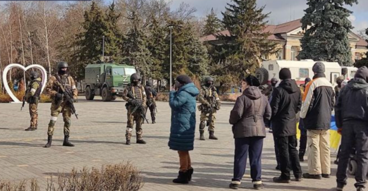 Російські військові в окупованому Скадовську 9 березня 2022 року Фото: Facebook Ірина Булгак