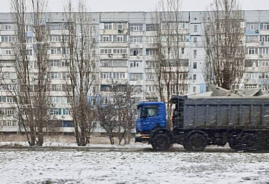 Перевезення пірамідок з бетону по Мелітопольському шосе в Бердянську, лютий 2023 р.