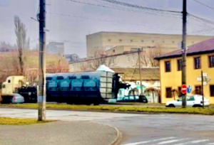 Вантажівка із залізничним вагоном їде з порту Бердянська, 12 березня 2023 р.