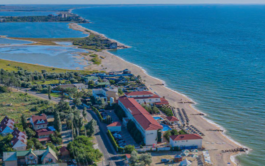 Вид на готель «Sun resort» на узбережжі Бердянської коси, літо 2020 р., фото з сервісу Google Street View