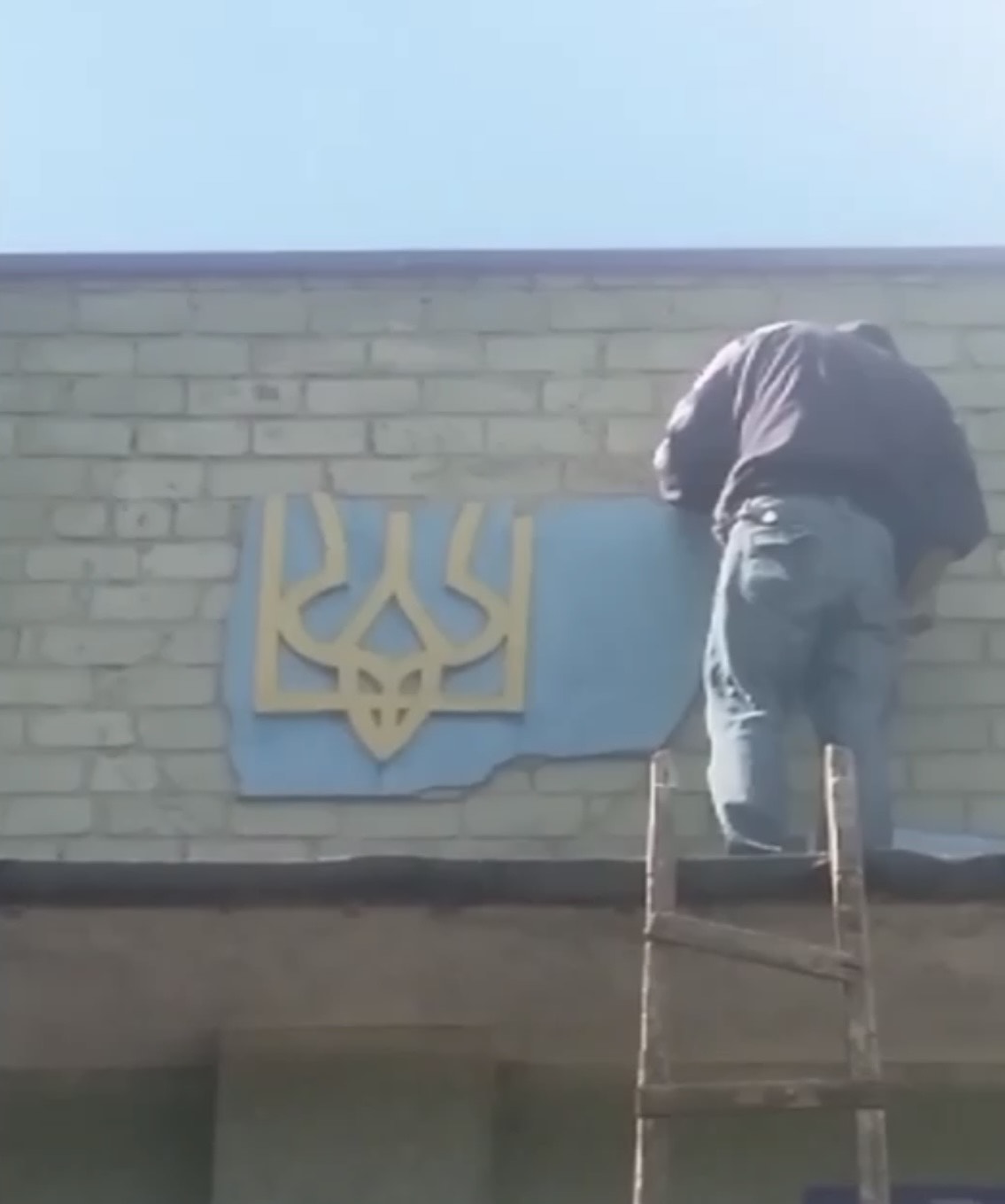 У Дмитрівці збивають українську символіку з будівлі адміністрації Дмитрівського старостату