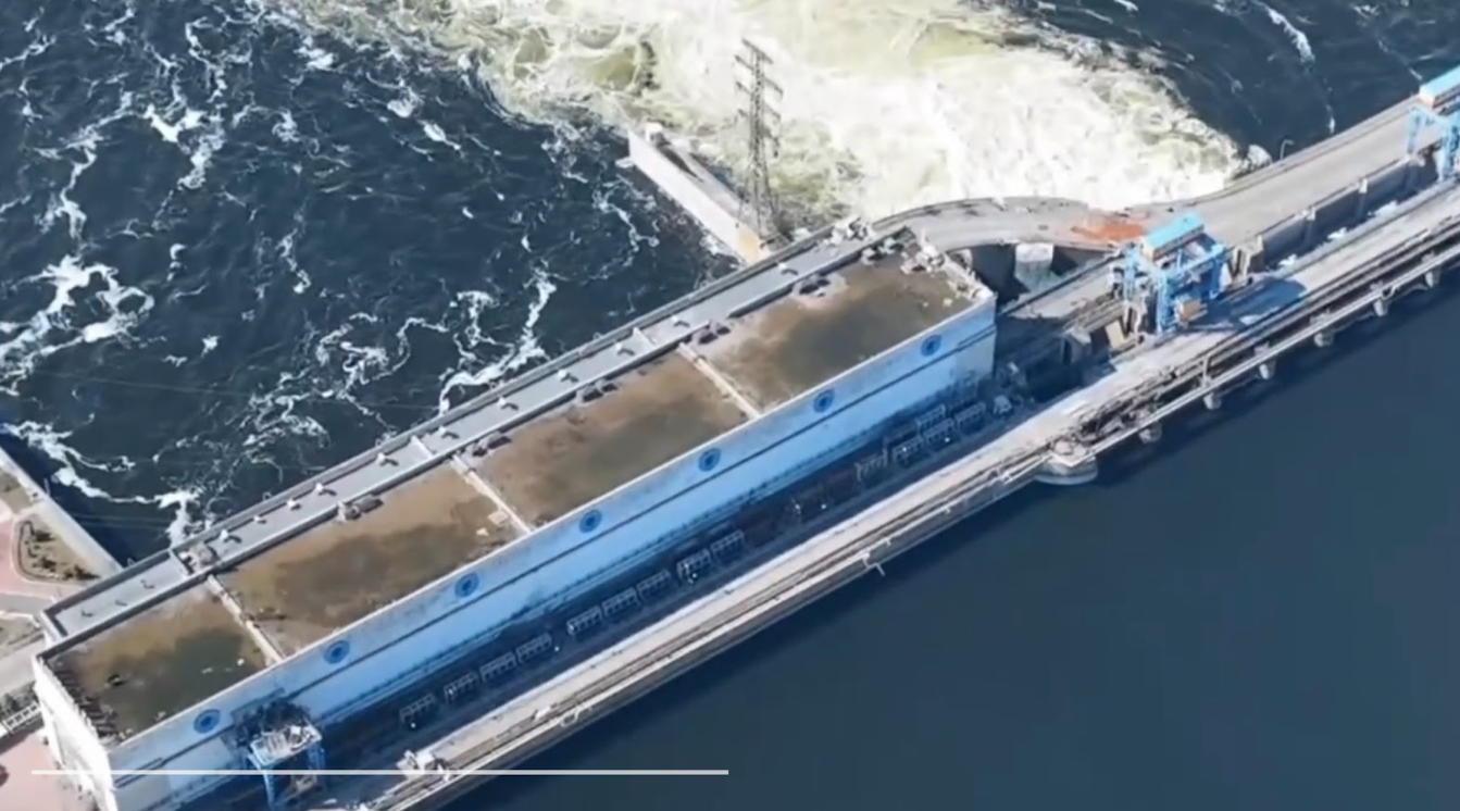 Скид води з Каховської ГЕС у березні 2023 року. Скріншот відео.