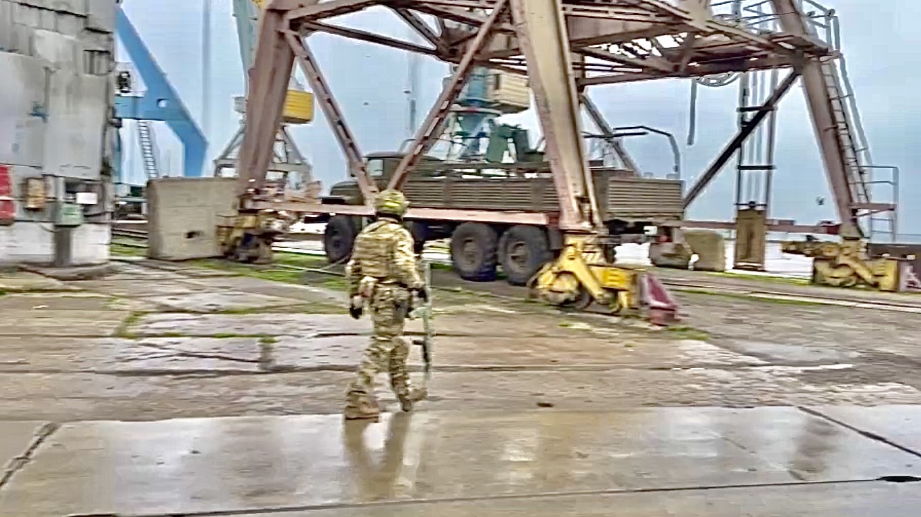 Російський військовий в порту Бердянська, скріншот відео пропагандистів, 14.04.2023 р. 