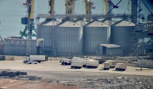 Вантажні автомобілі поруч із зерновим терміналом в порту окупованого Бердянська, весна 2022 р