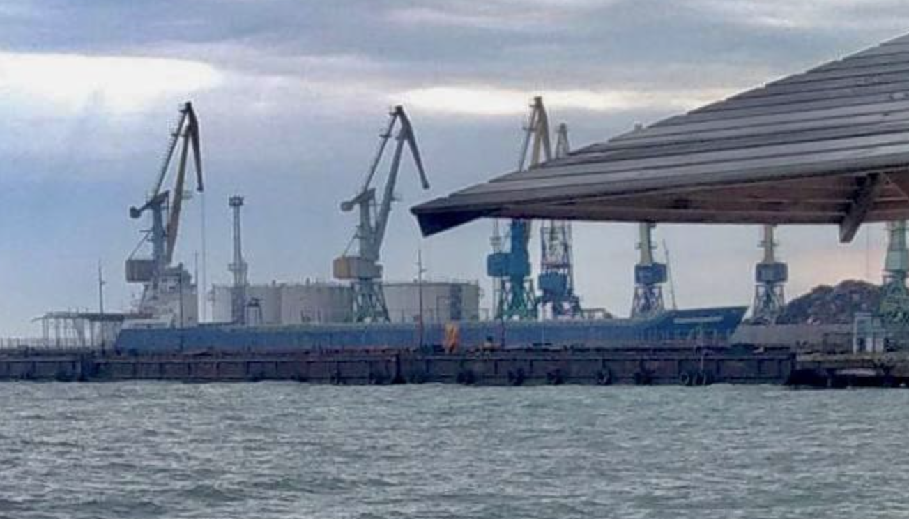 Невідомий російський балкер в порту окупованого Бердянська, 25.04.2023 р., фото від анонімного джерела 