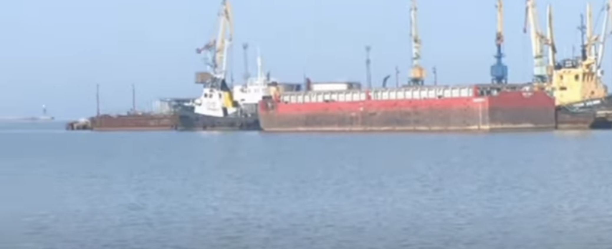 Російська баржа для перевезення зернових на завантаженні, 05.05.2023 р., скріншот з відео в соцмережах