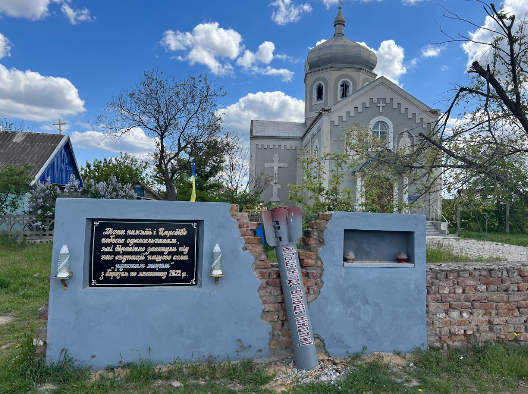 Меморіал і пошкоджена окупантами церква Московського патріархату. Фото: Олег Батурін