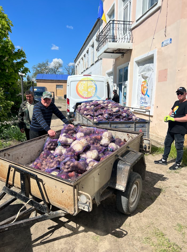 Волонтери привезли овочеві набори для мешканців селища. Фото: Олег Батурін