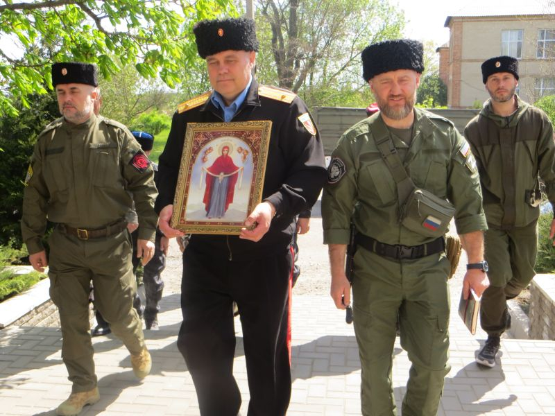 Сергій Юрченко (праворуч) в Терпінні Мелітопольського району. Фото окупаційні-медіа