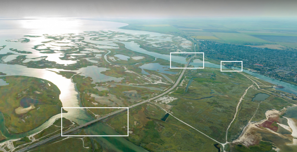 Краєвид Генічеська з боку Арабатської стрілки, прямокутниками відмічено мости через дві протоки, літо 2020 р., джерело фото Google