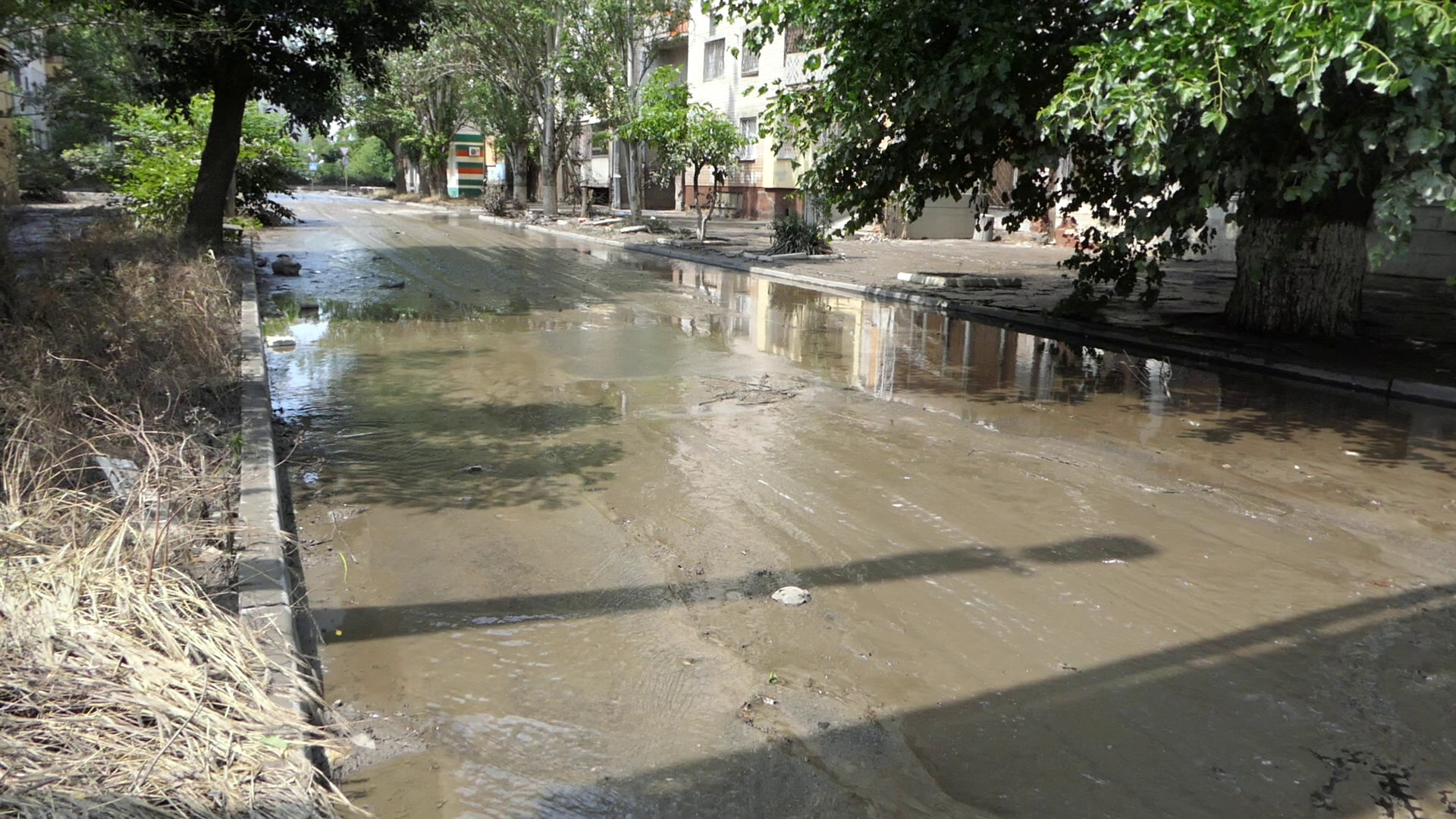Вулиці Херсона, з яких пішла вода, фото: investigator.org.ua