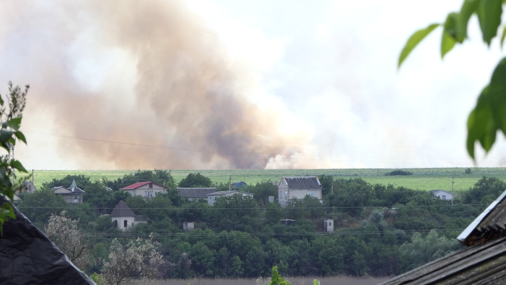 Пожежа поблизу села Микільське, спричинена російськими обстрілами 