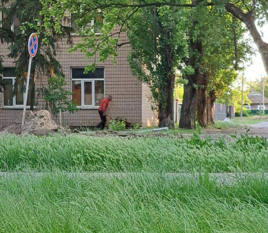 Олександр Морозенко знімає і кудись вивозить тротуарну плитку в окупованому Каланчаку. Фото: ЦЖР