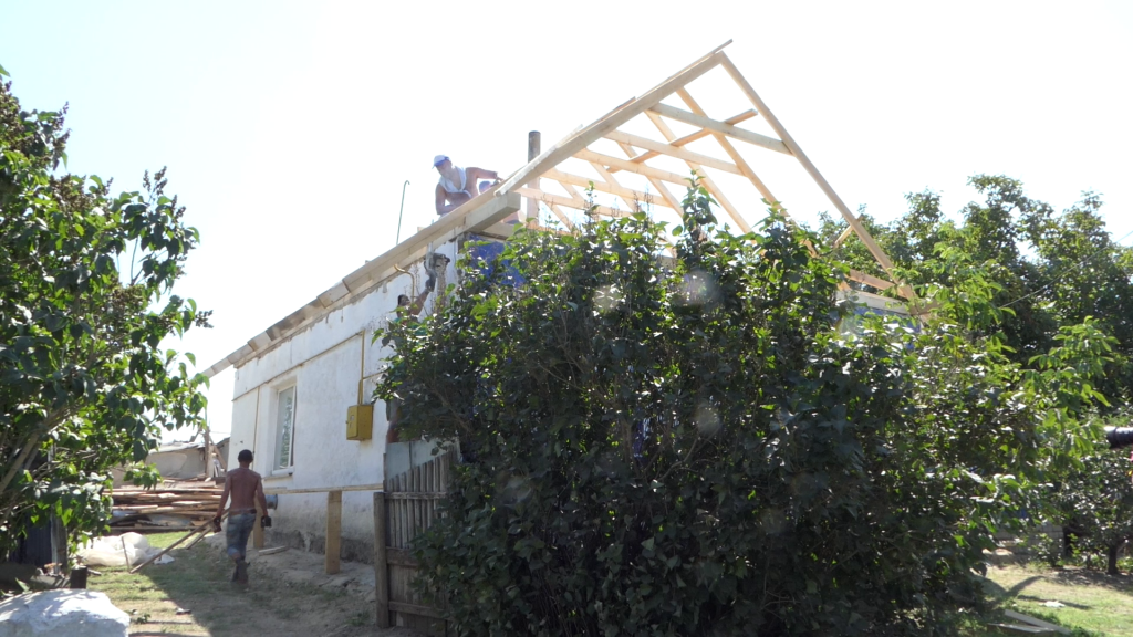 Будівельники відновлюють зруйнований дім за програмою Пліч-о-пліч