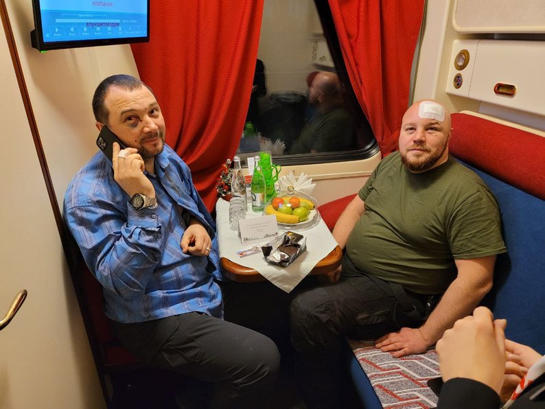 Охоронець Рогозіна Алєксандр Головєнькін (зліва)  та помічник Артьом Мєльніков їдуть до Москви після поранення у ресторані Шеш-Беш. Фото з листування Дмітрія Рогозіна/ Суспільне