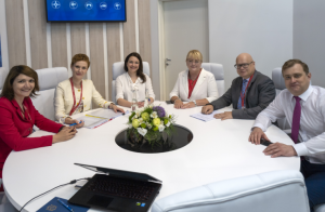 Справа-наліво: співзасновник “Теплостройсервіс” Руслан Захаров, заст. міністра фінансів РФ Олексій Лавров, “заст. голови Радміну, міністр фінансів Криму” Ірина Кивіко, співзасновник “Теплостройсервис” Юлія Сурилова на ПМЕФ-2019. Фото: Російське товариство дружби з Кубою