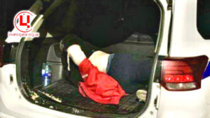 Невідомий чоловік у багажнику поліцейської автівки в Бердянську. Так перевозять всіх затриманих. Літо 2022 р. Джерело фото: тг-канал БердянсЬк online.