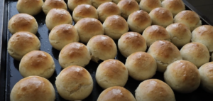 Булочка і солодкий чай - ось і вся їжа для більшості учнів "школи"